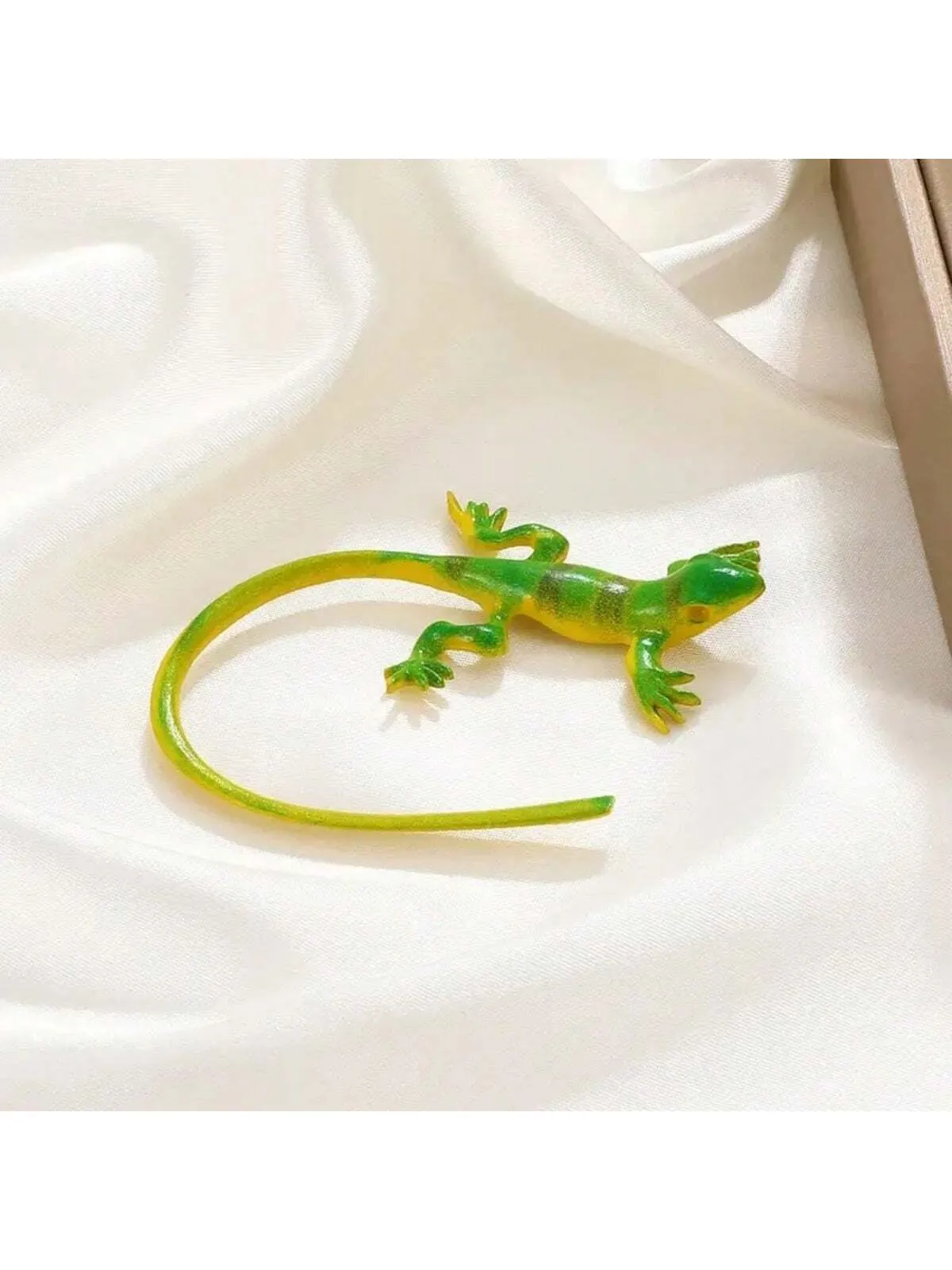 1pc Exaggerated Green Lizard ,Frog Ear Clip Toy - Fashionable Gecko Ear Bone Clip Toy For Halloween Gifts