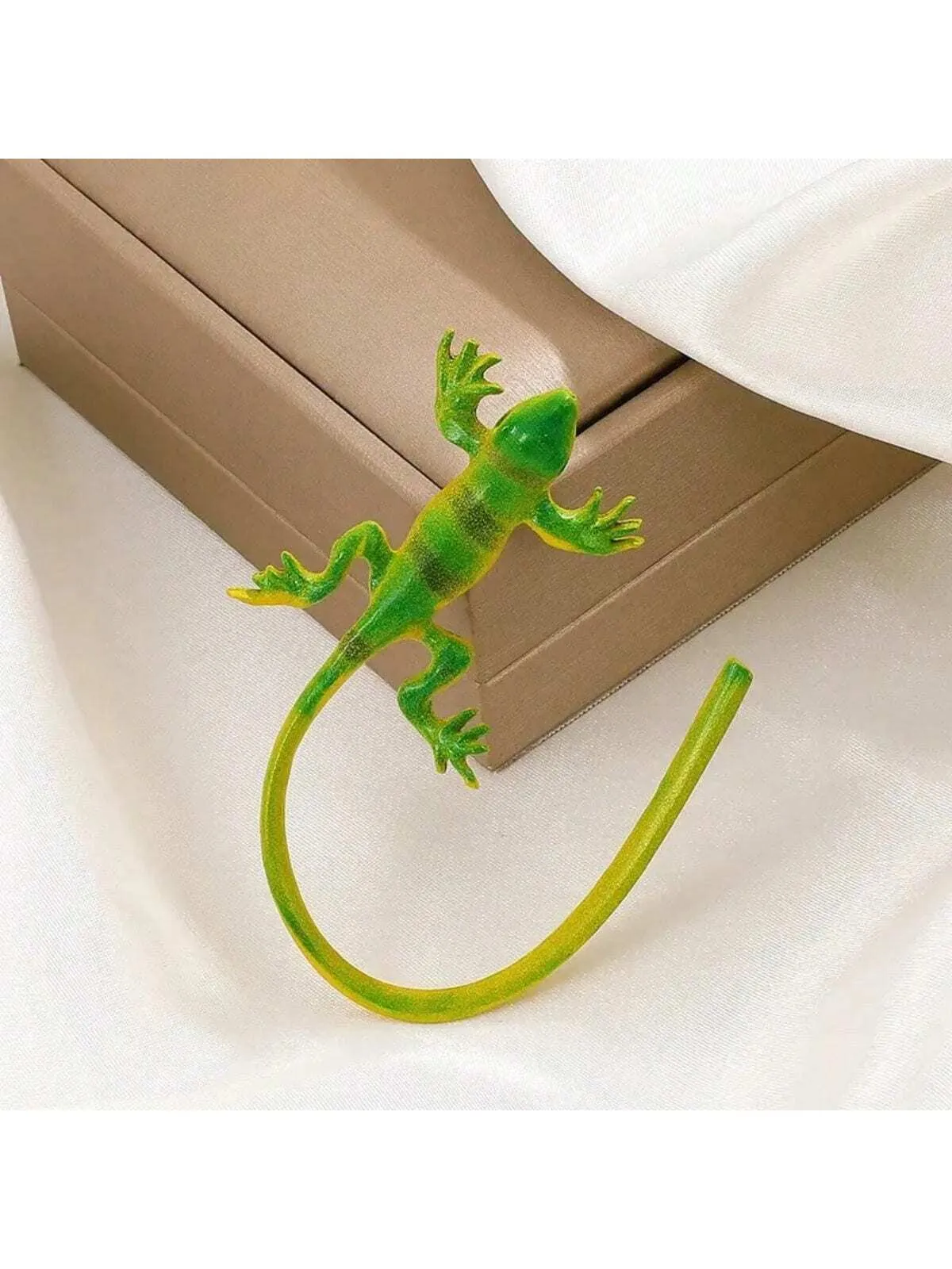 1pc Exaggerated Green Lizard ,Frog Ear Clip Toy - Fashionable Gecko Ear Bone Clip Toy For Halloween Gifts