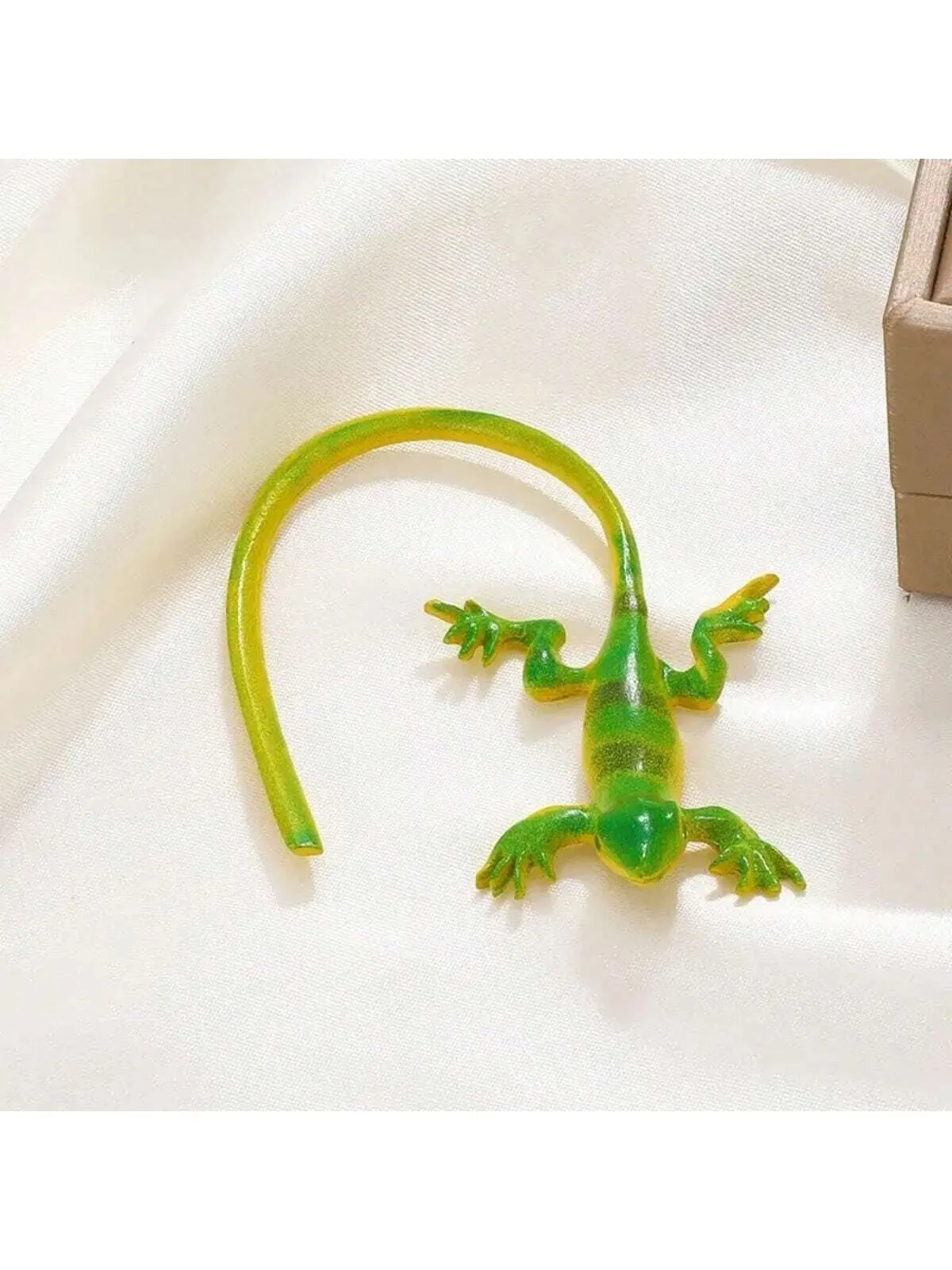 1pc Exaggerated Green Lizard ,Frog Ear Clip Toy - Fashionable Gecko Ear Bone Clip Toy For Halloween Gifts
